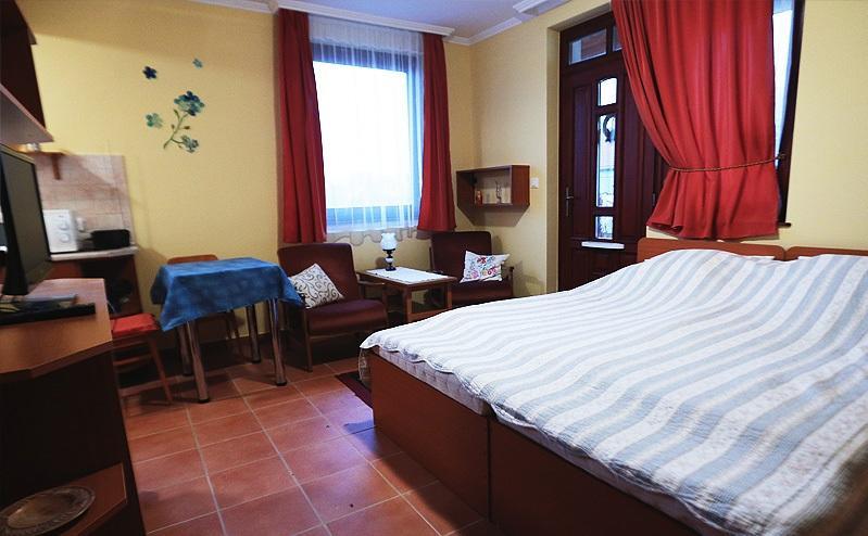 Cserkei Nyaralo Cserkeszőlő Rom bilde